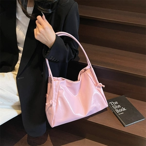 Sac fourre-tout en similicuir rose brillant avec nœud sur la bandoulière