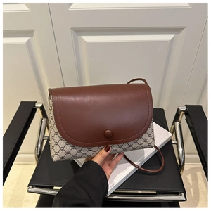 Dettaglio della borsa a tracolla vintage francese in tela con patta in pelle marrone