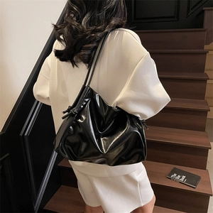 Sac fourre-tout spacieux en cuir brillant noir avec design plissé élégant