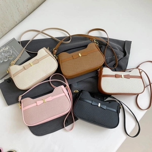 Sac à bandoulière minimaliste avec nœud et détails dorés disponible en cinq coloris