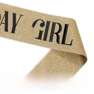 Gros plan sur l'écharpe dorée BIRTHDAY GIRL avec impression à chaud en PET de qualité