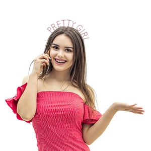 Diadema rosa brillante con letras Pretty Girl usada por una modelo en fondo blanco