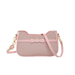 Sac à épaule rose avec nœud, texture tissée et détails dorés pour style décontracté