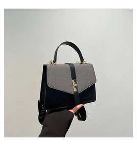 Détail du sac bandoulière texturé avec sa large sangle d'épaule imprimée