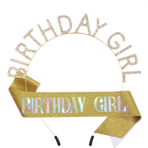 Coffret anniversaire avec serre-tête en strass dorés et écharpe pailletée pour fille