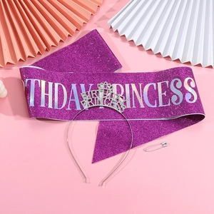 Détail du kit d'anniversaire avec écharpe violette brillante et diadème argenté