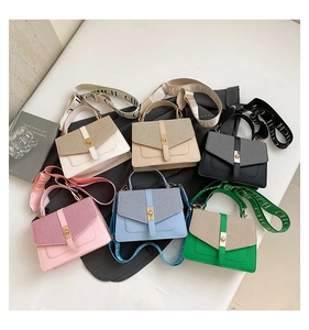 Collection de petits sacs carrés multicolores avec larges bandoulières jacquard CHCH