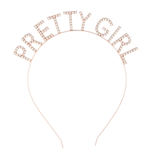 Detalle de la diadema Pretty Girl con letras de cristal y montura de metal en oro rosa