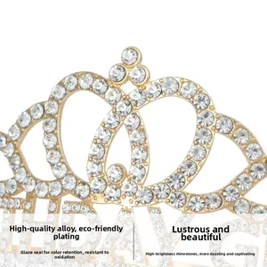 Détail des strass brillants et alliage doré poli sur le diadème d'anniversaire