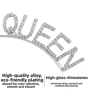 Détail de la couronne en alliage d'argent avec strass brillants et inscription QUEEN