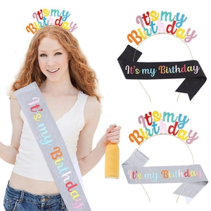 Dettaglio del set compleanno con cerchietto e fascia glitterata per feste