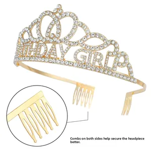 Détail de la couronne dorée Birthday Girl avec strass et peignes latéraux pour un maintien sûr