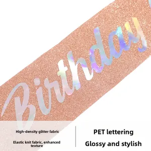Détail de l'écharpe Birthday Girl rose doré avec lettrage laser PET holographique