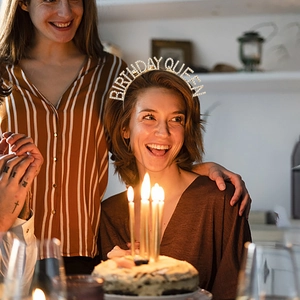 Gros plan du serre-tête Birthday Queen en strass porté lors d'une fête d'anniversaire
