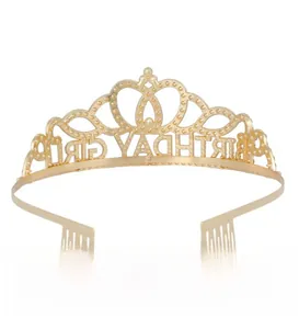 Détail du serre-tête doré Birthday Girl avec motifs de cœur et décorations en strass