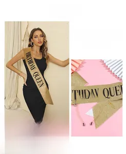 Détail de l'ensemble écharpe Birthday Queen dorée et bandeau scintillant en strass
