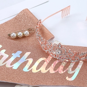 Écharpe d'anniversaire or rose pailletée avec diadème en strass et épingle à perle
