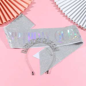 Détail de l'écharpe argentée Birthday Queen avec paillettes et diadème en strass assorti
