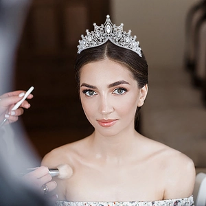 Couronne de mariée élégante en cristal argenté avec strass pour mariages et soirées