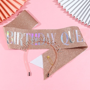 Détail de l'écharpe rose gold Birthday Queen et du diadème strass sur fond rose