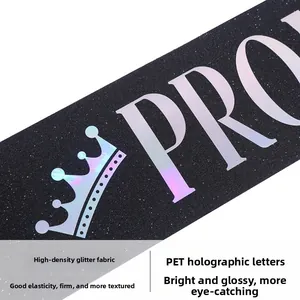 Nahaufnahme der schwarzen Glitzerschärpe mit PET-Hologramm-Krone und Schriftzug