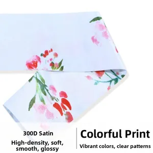 Detailansicht des dichten 300D-Satin-Stoffs mit elegantem rosa Rosen-Blumenmuster
