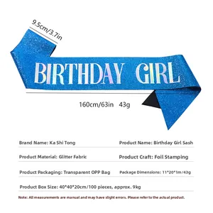 Vue macro d'une écharpe Birthday Girl en tissu pailleté bleu avec lettres dorées