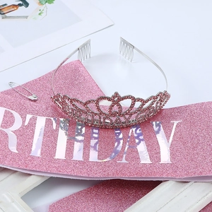 Set d'anniversaire rose avec tiare en cristal, écharpe pailletée et épingle de sûreté de profil