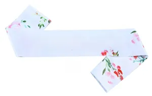Detail einer weißen Satinschärpe mit rosa Aquarellblumen und glänzender Textur