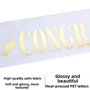 Dettaglio della fascia graduazione in raso bianco con scritte dorate CONGR e corona