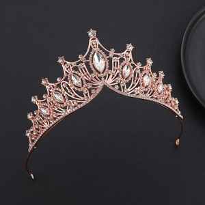 Gros plan d'un diadème en cristal rose doré avec pierres marquise sur fond noir