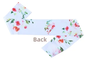 Detailansicht der Rückseite einer weißen Satin-Schärpe mit rosa Rosenmustern