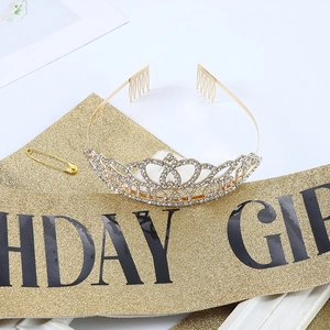 Détail de la couronne dorée en strass avec écharpe Birthday Girl et épingle assortie