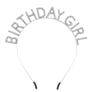 Detail eines silbernen Birthday Girl Haarreifs mit Strasssteinen und weichen schwarzen Enden