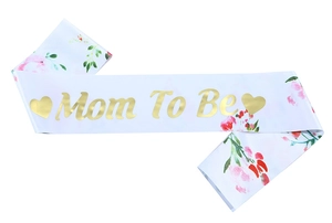 Detail der Mom To Be Schärpe aus Satin mit Golddruck und Blumen für die Babyparty