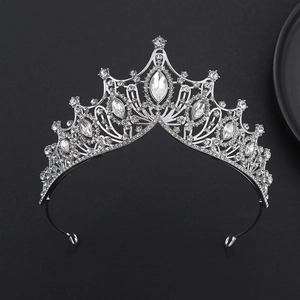 Vue détaillée de la couronne de mariée argentée avec cristaux brillants sur fond noir