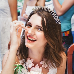 Serre-tête couronne Happy Birthday en strass pour filles dans une scène de fête