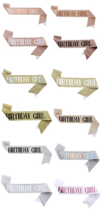 Détail de l'écharpe Birthday Girl en paillettes multicolores avec épingles dorées