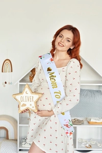 Florale Mom To Be Satinschärpe mit individuellem Holzstern-Schild für Babypartys