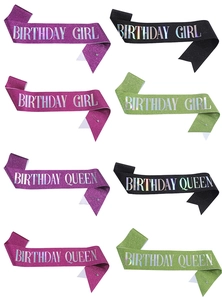 Vue détaillée des écharpes d'anniversaire pailletées en plusieurs couleurs avec épingles