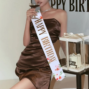 Elegante weiße Satinschärpe zum Geburtstag mit goldenem Text und Blumenmustern