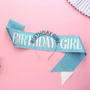 Ensemble écharpe et bandeau bleu pailleté Birthday Girl sur fond rose élégant