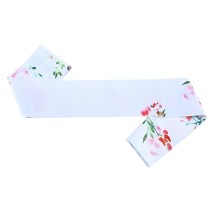 Weiße florale Satin Schärpe für Hochzeiten mit rosa Blumenmuster und seidigem Glanz