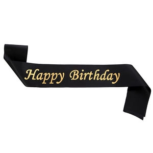 Detail der schwarzen Satin-Schärpe Happy Birthday mit goldener Folienprägung und Seidenglanz