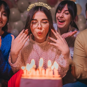 Serre-tête doré Happy Birthday avec strass étincelants porté lors d'une fête