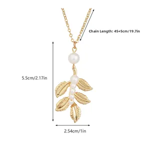 Détail du pendentif feuille dorée avec cinq perles blanches et longueur de chaîne réglable