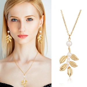 Ensemble collier et boucles d'oreilles feuilles dorées avec perles pour femmes élégantes