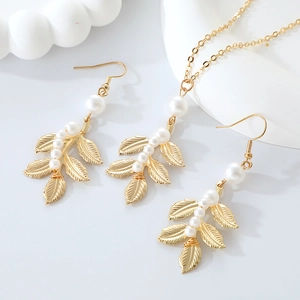 Parure de bijoux dorée avec collier et boucles d'oreilles feuilles et perles blanches