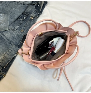 Détail du sac nuage plissé rose montrant la doublure grise et l'espace intérieur