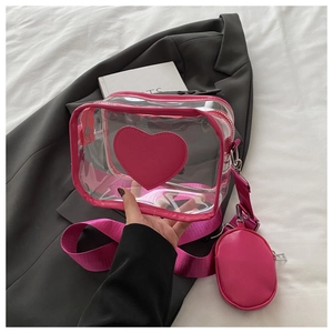 Dettaglio borsa a tracolla in PVC trasparente con cuore rosa e tracolla larga